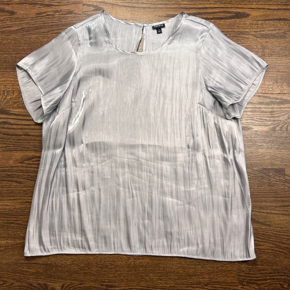 Torrid Blouse Plus Size 1 1X Silver Metallic Satin Short Sleeve Keyhole Back
